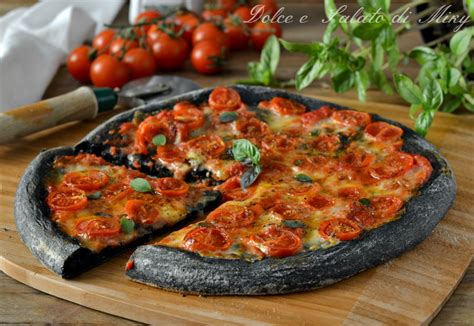 Pizza al carbone vegetale .